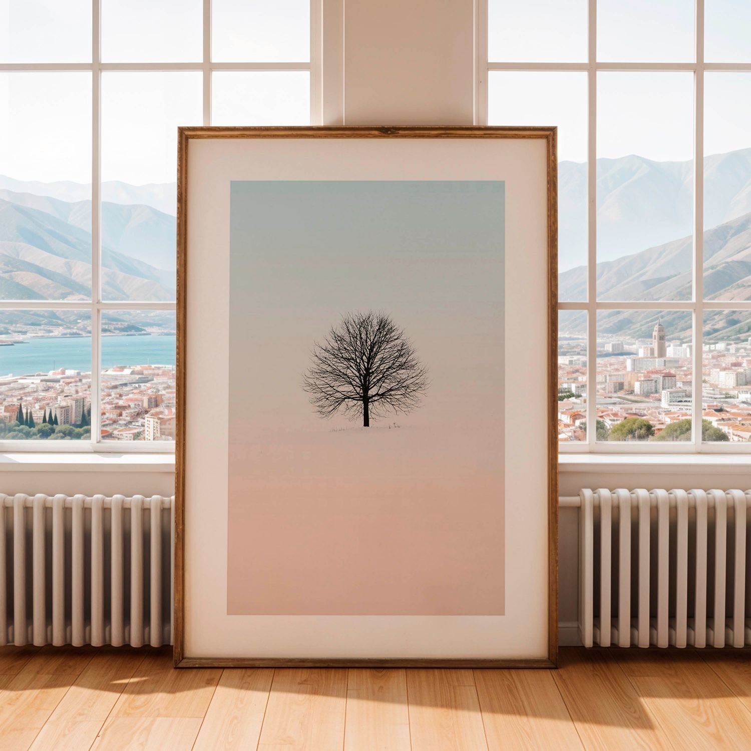 Een kamer waar een lage meubel staat naast het raam met daarop een witte kader met daarin geometrische kunst