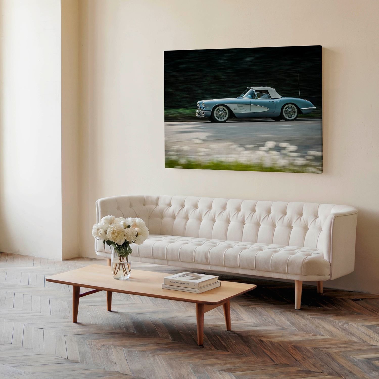 Slaapkamer met houten kunstlijst op de muur met een blauw modern schilderij in, een persoon aan de linkerkant kijkt ernaar